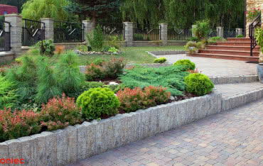 Osuwająca się ziemia lub brak prywatności w ogrodzie? 5 rozwiązań na trudną działkę