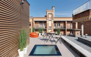 Płaski dach w nowoczesnym domu. Okna dachowe, które nie zabierają cennego miejsca